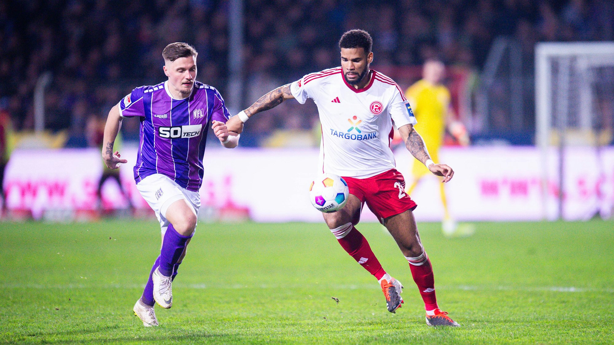 Erik Engelhardt und Jamil Siebert kämpfen um den Ball.