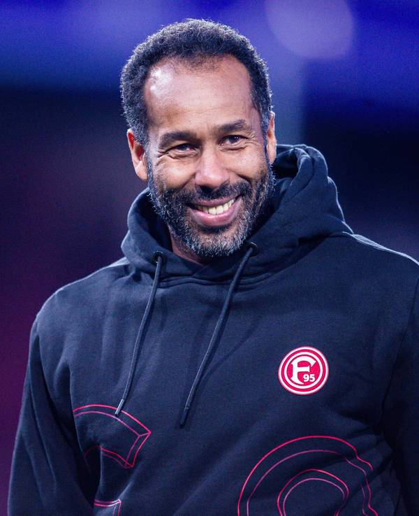 Fortuna Düsseldorf Trainer Daniel Thioune lacht.