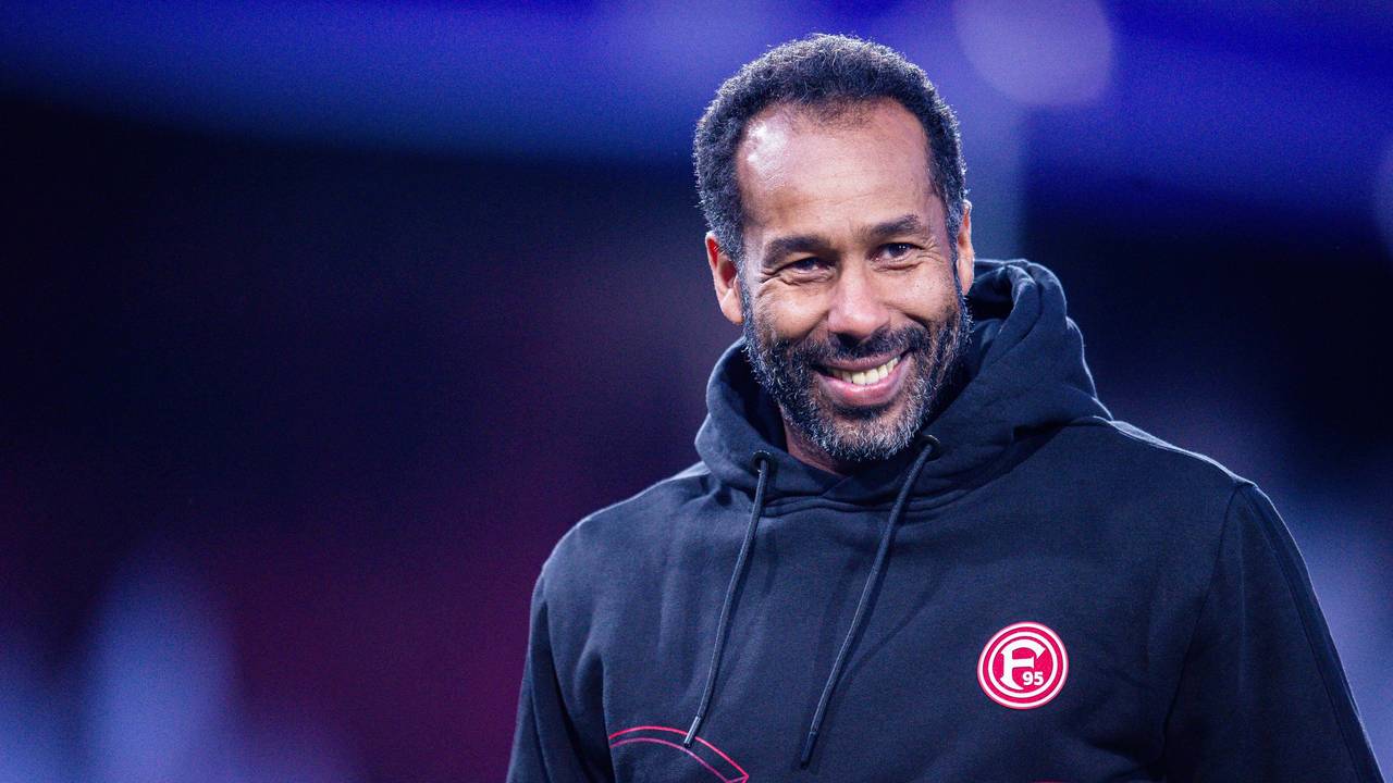 Fortuna Düsseldorf Trainer Daniel Thioune lacht.