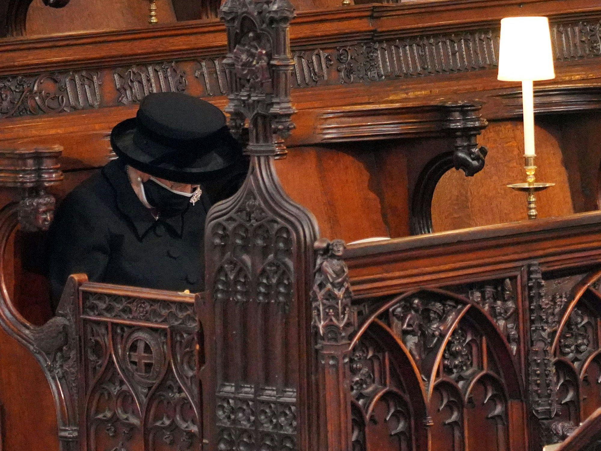 Allein und getrennt vom Rest der Familie saß Queen Elizabeth II. (†96) am 17. April 2021 bei der Trauerfeier von Ehemann Prinz Philip (†99) in der St.-Georgs-Kapelle. Sohn Charles III. wird nun auch von der Familie separiert.