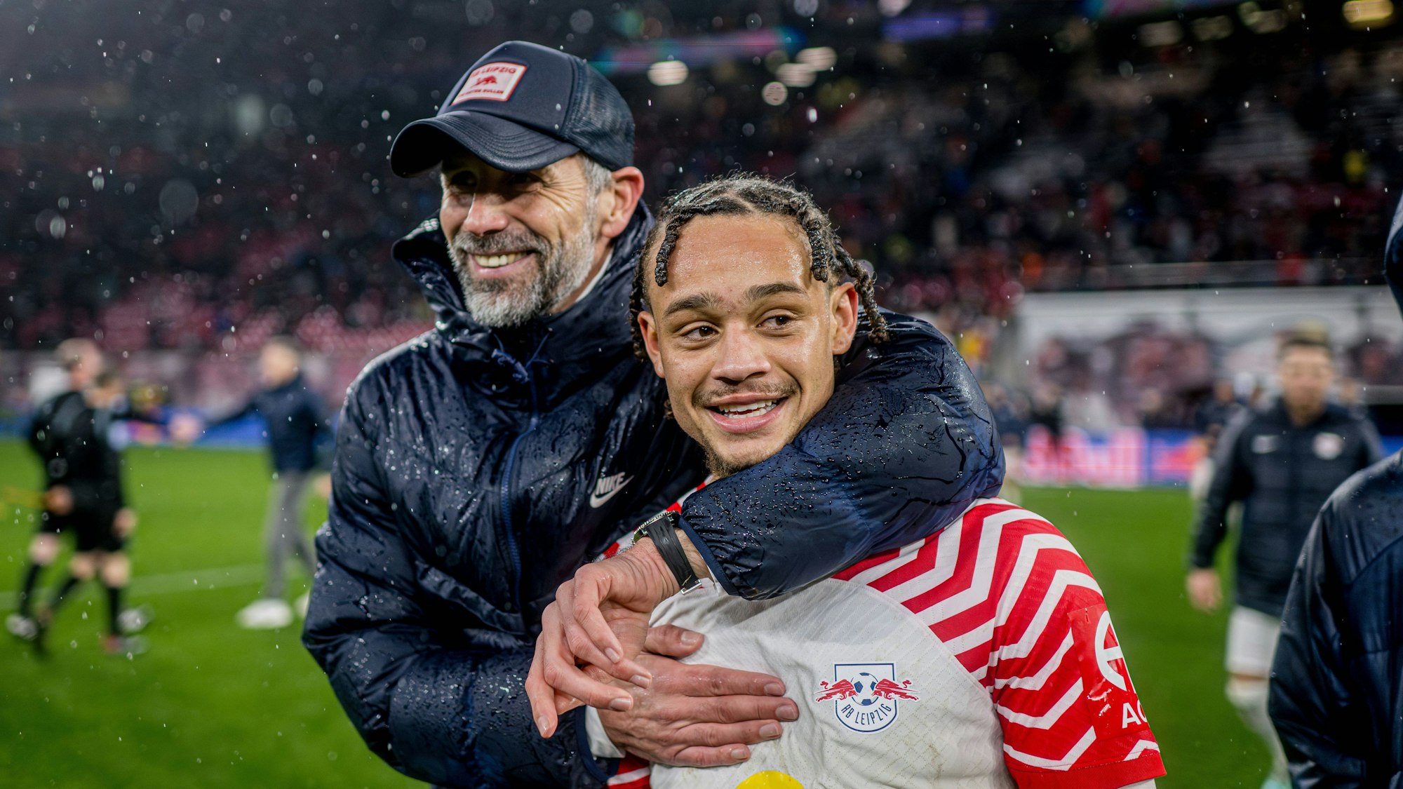 Marco Rose umarmt Xavi Simons nach einem Spiel von RB Leipzig.