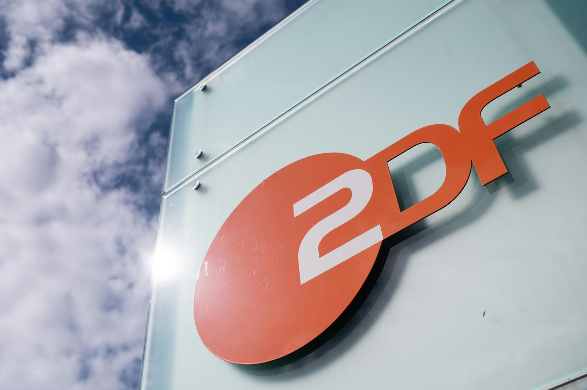 Das Logo des ZDF ist am Sendezentrum des Zweiten Deutschen Fernsehens zu sehen.