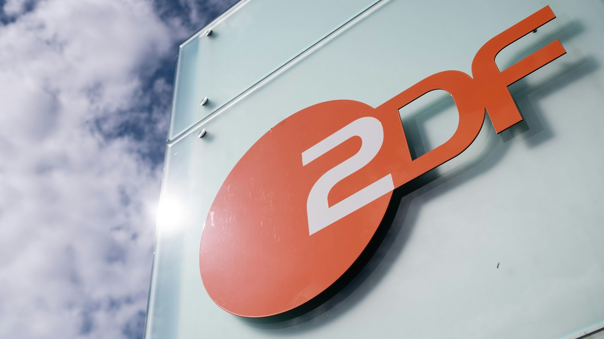 Das Logo des ZDF ist am Sendezentrum des Zweiten Deutschen Fernsehens zu sehen.