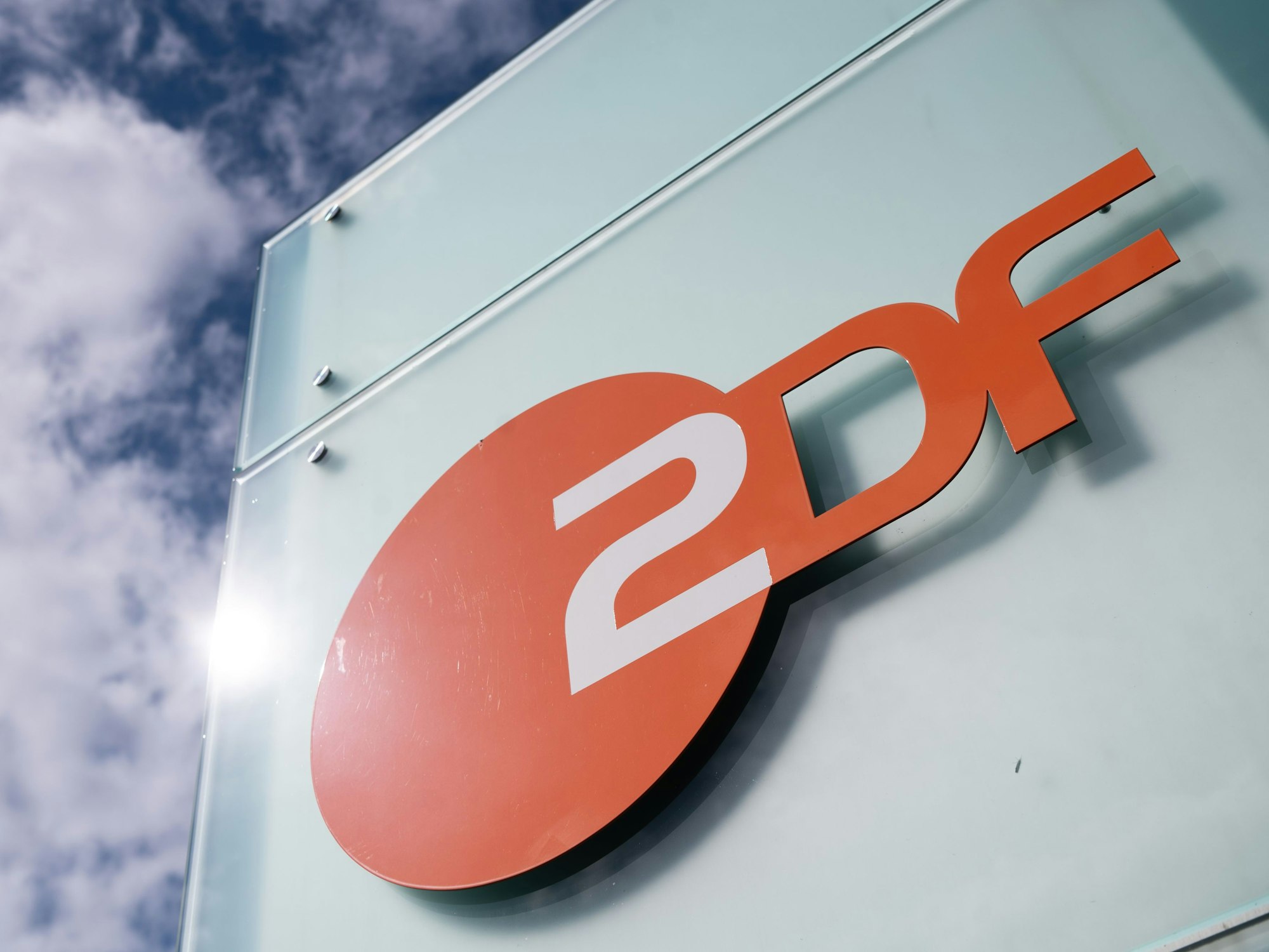 Das Logo des ZDF ist am Sendezentrum des Zweiten Deutschen Fernsehens zu sehen.