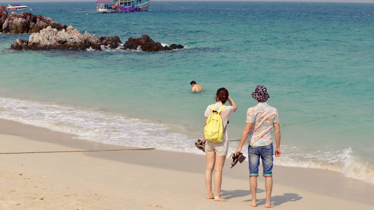 Urlauber an den Stränden von Koh Lan Island in Pattaya.