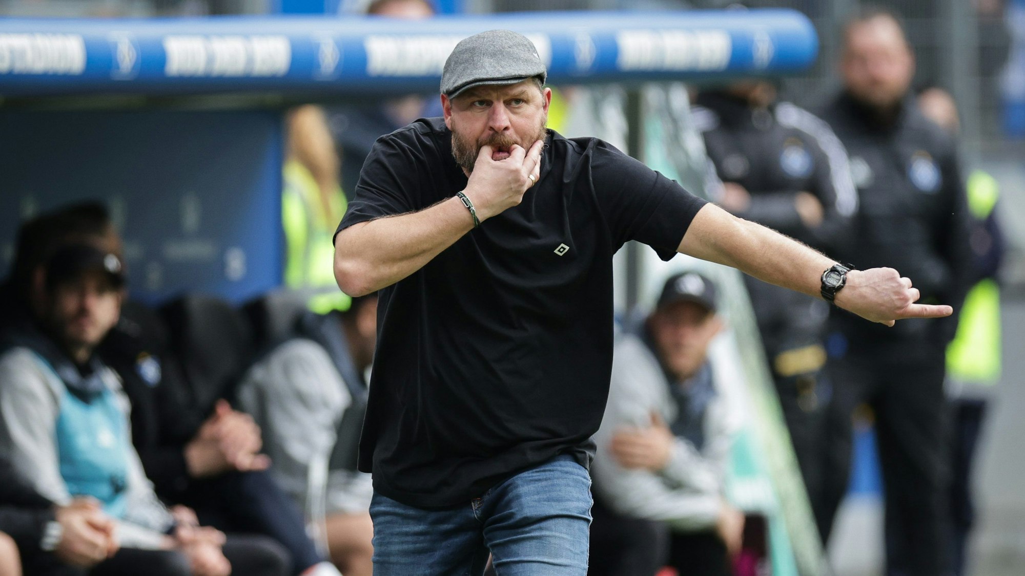 Hamburgs Trainer Steffen Baumgart gestikuliert am Spielfeldrand.