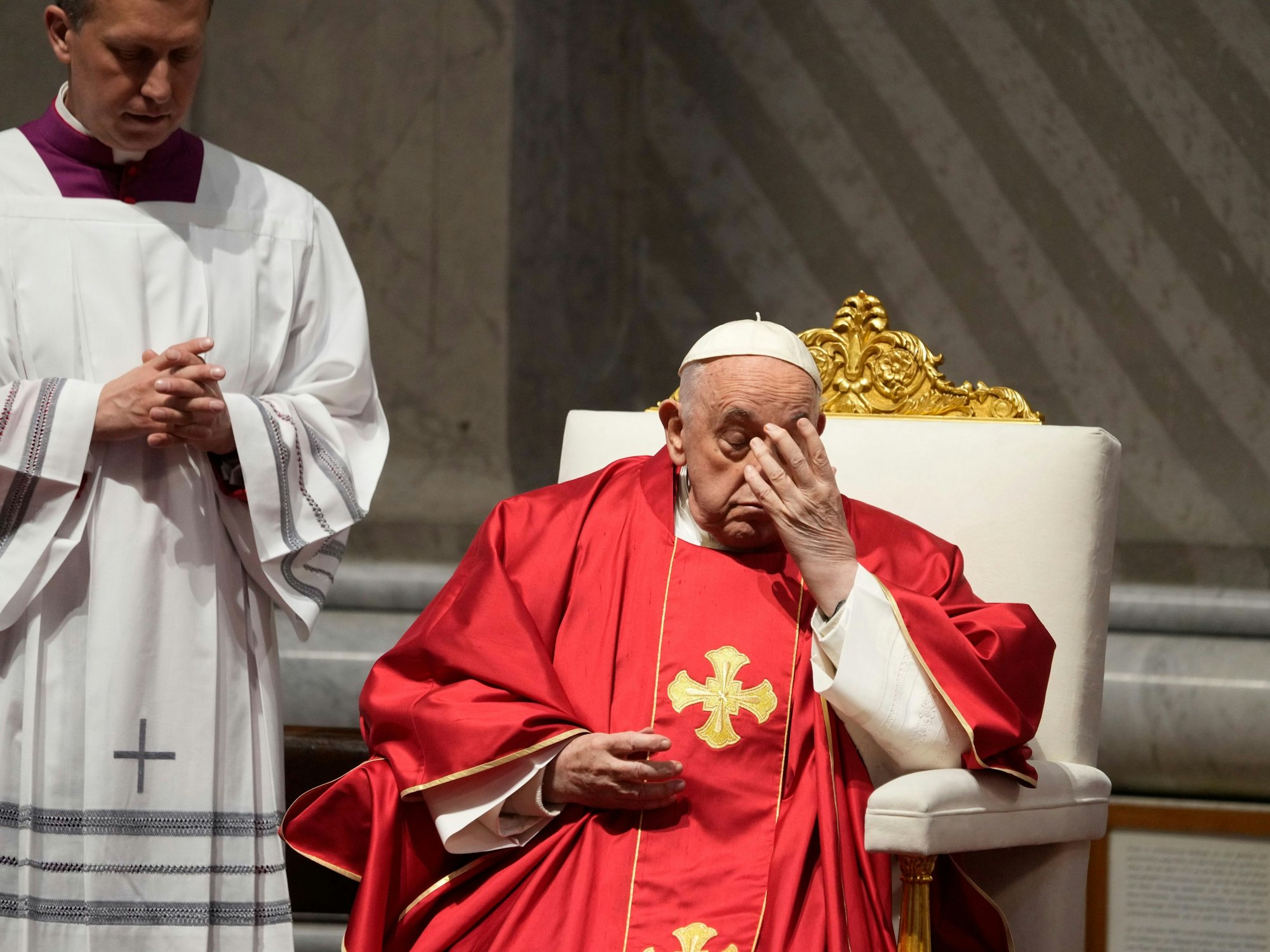 Papst Franziskus am 29. März 2024 während der Passionsliturgie am Karfreitag im Petersdom. Seine Teilnahme am traditionellen Kreuzweg sagte er kurzfristig ab.