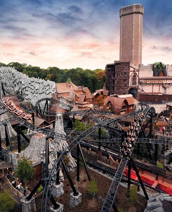 Blick von schräg oben auf die Achterbahn Taron im Phantasialand.