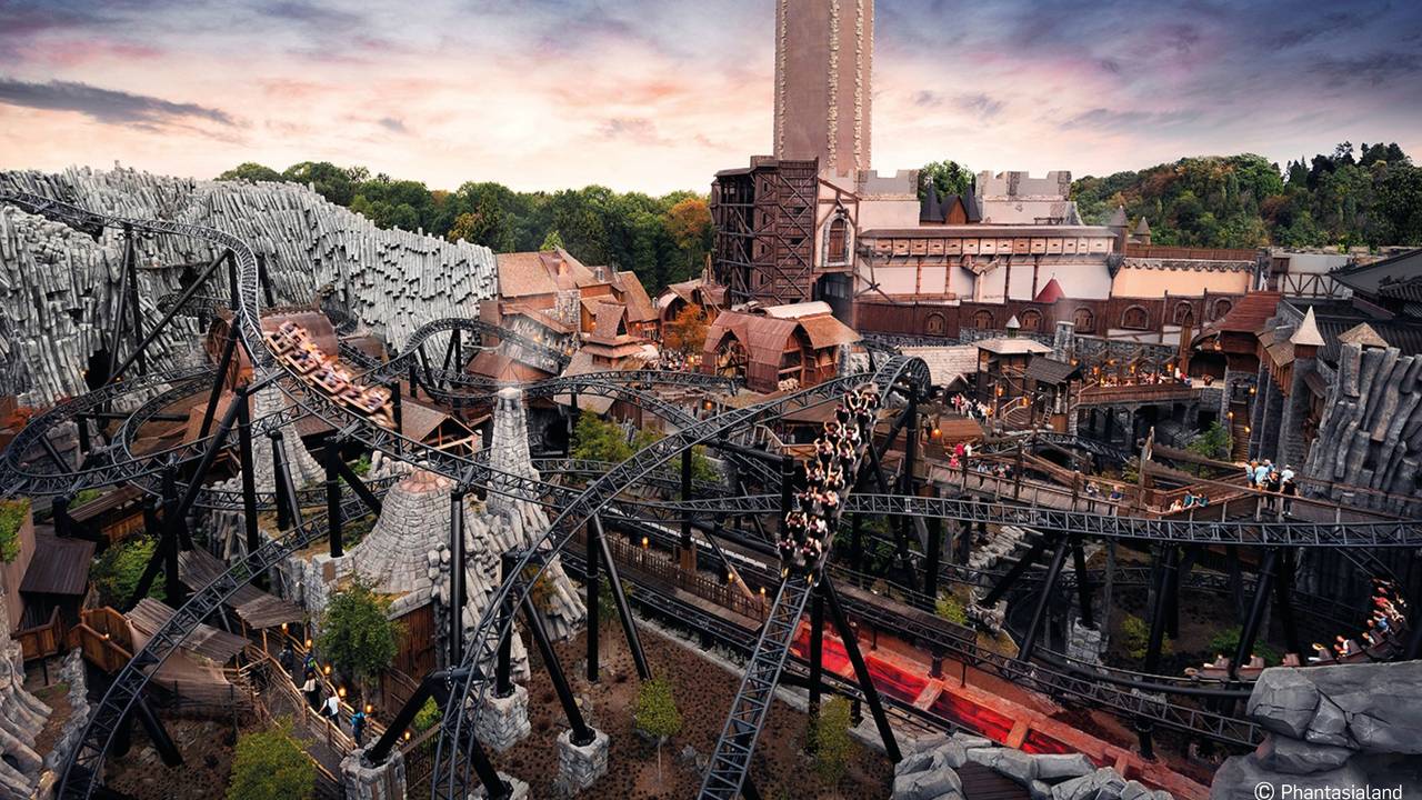 Blick von schräg oben auf die Achterbahn Taron im Phantasialand.