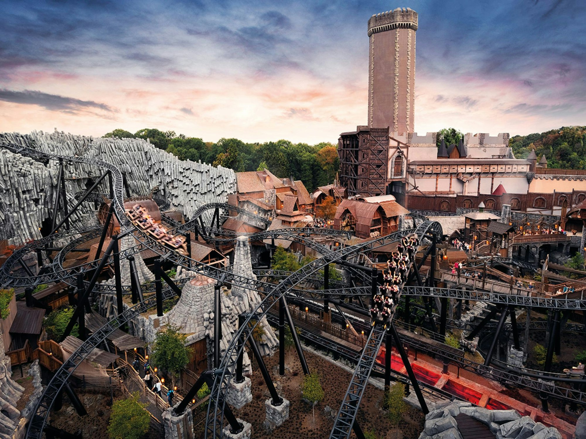 Blick von schräg oben auf die Achterbahn Taron im Phantasialand.