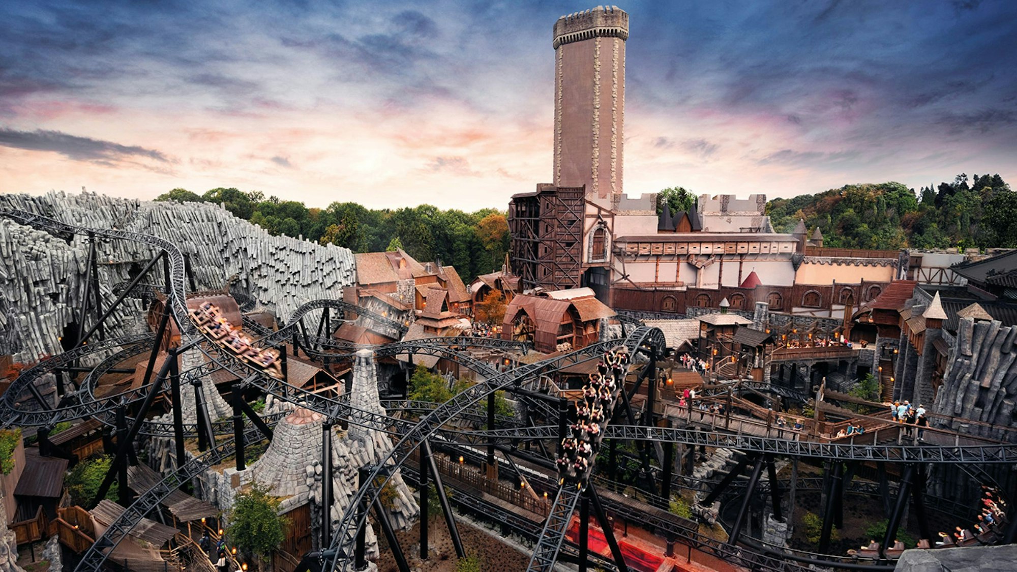 Blick von schräg oben auf die Achterbahn Taron im Phantasialand.