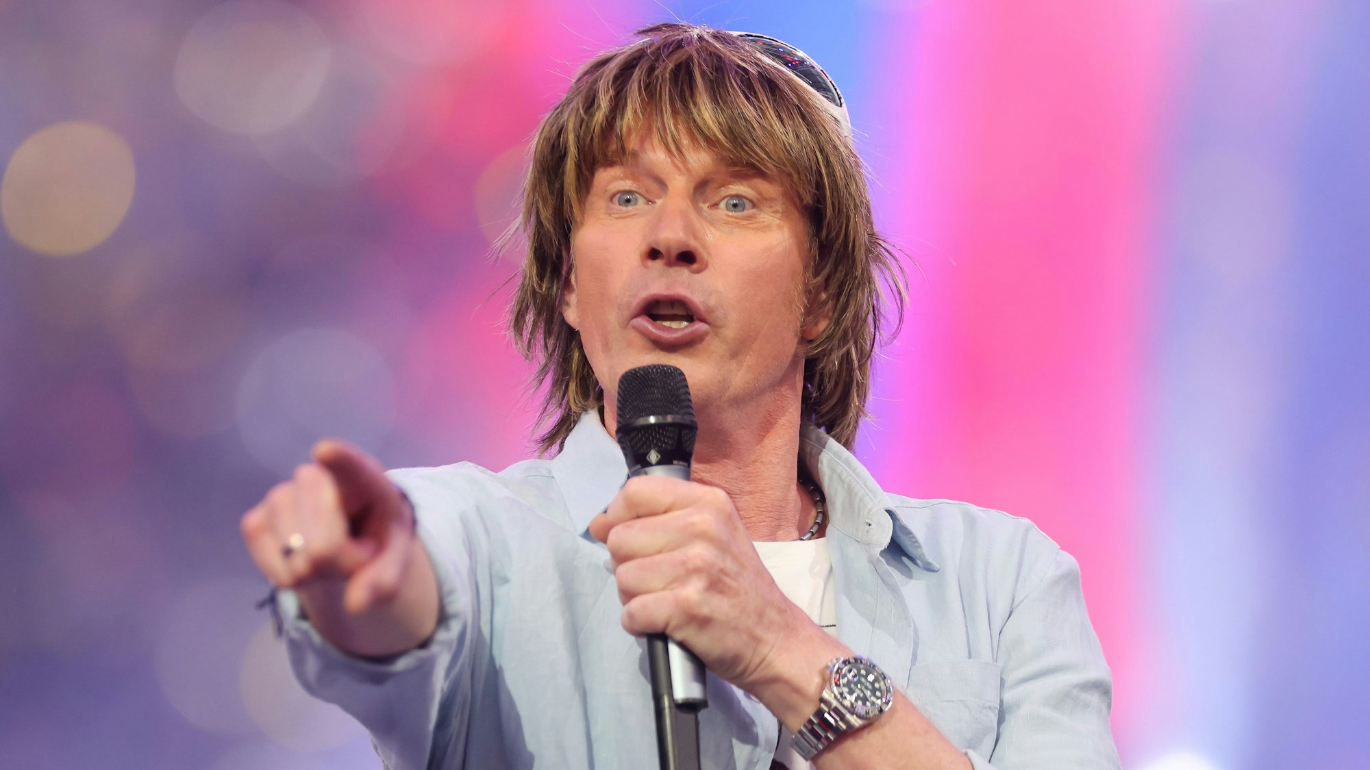 Schlagersänger Mickie Krause steht auf der Bühne.