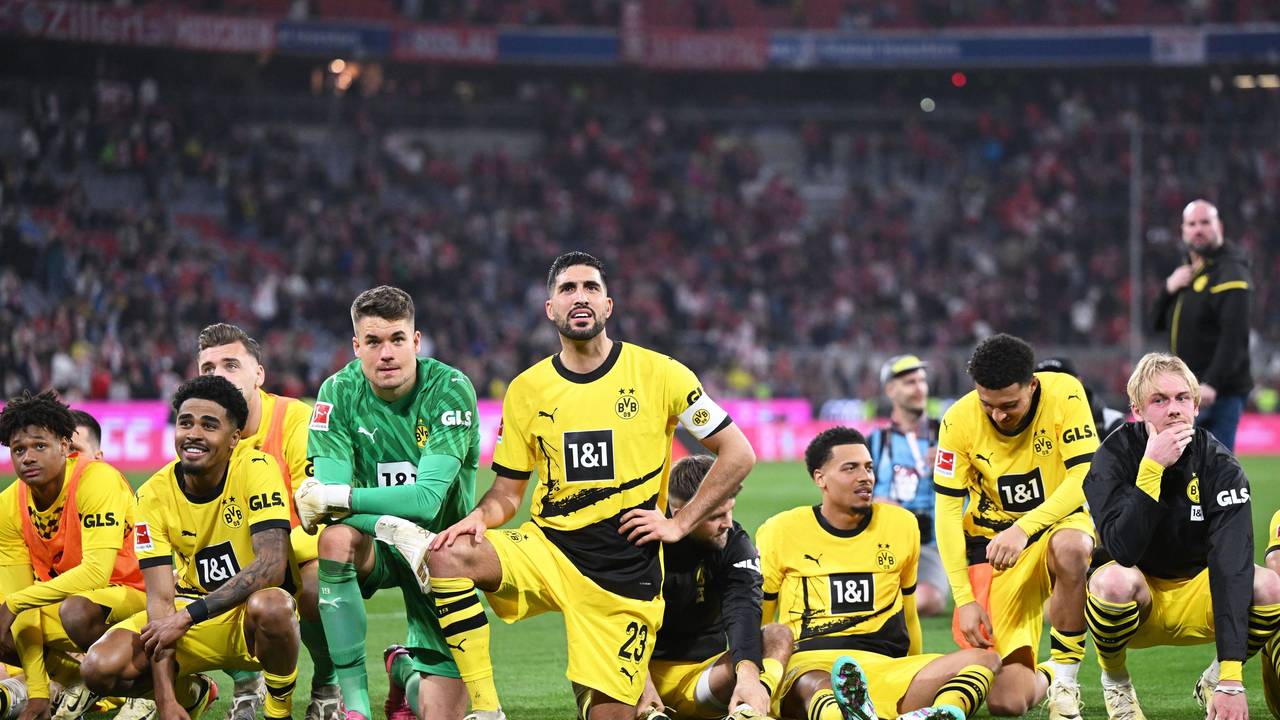 Die Spieler von Borussia Dortmund feiern mit ihren Fans den Sieg im Bundesliga-Gipfel bei Bayern München.
