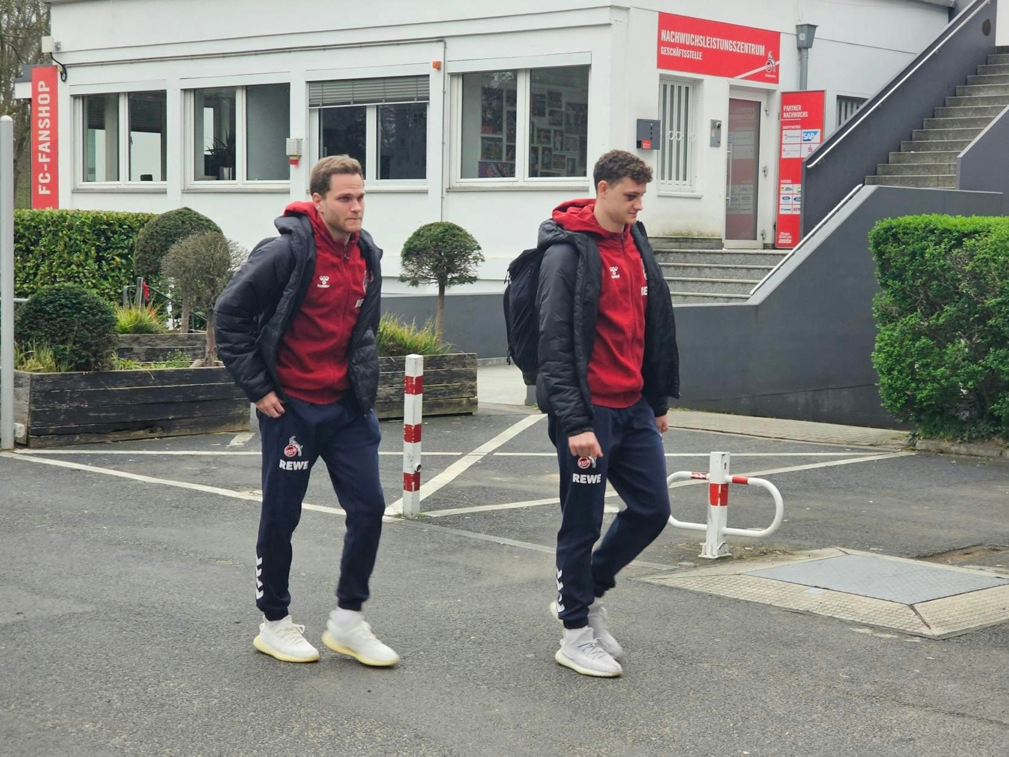 Benno Schmitz und Eric Martel bei der Abfahrt des 1. FC Köln vor dem Auswärtsspiel beim FC Augsburg.