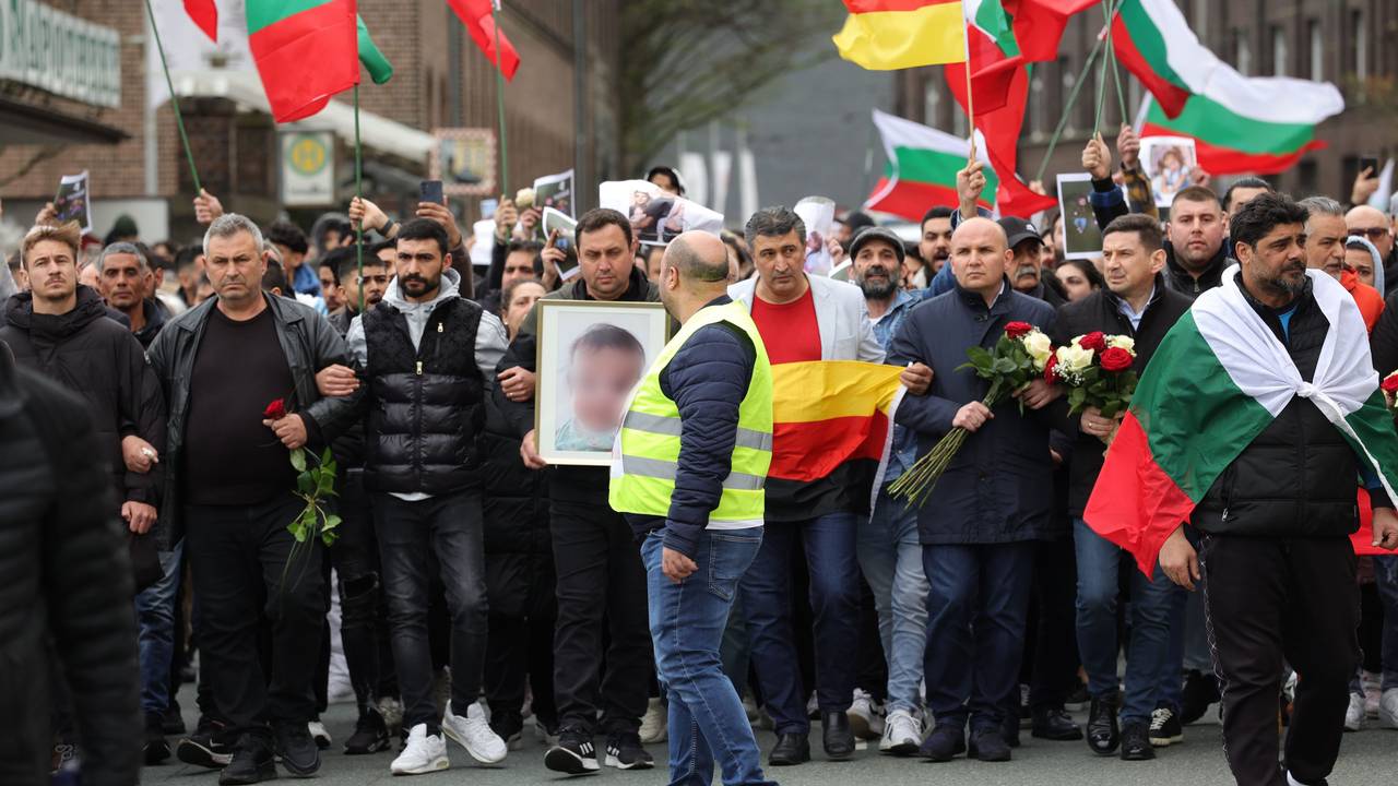 Mit bulgarischen und deutschen Flaggen zogen Teilnehmende am Samstag (30. März 2024) von der Innnenstadt zu dem ausgebrannten Haus, in dem eine aus Bulgarien stammende Familie ums Leben kam.