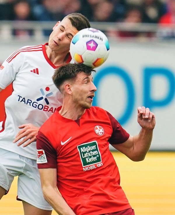 Fortuna Düsseldorfs Yannik Engelhardt und Kaiserslauterns Daniel Hanslik kämpfen um den Ball.