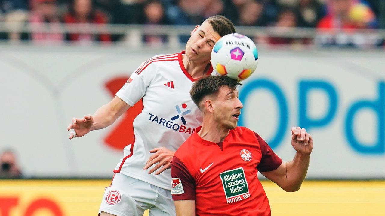 Fortuna Düsseldorfs Yannik Engelhardt und Kaiserslauterns Daniel Hanslik kämpfen um den Ball.