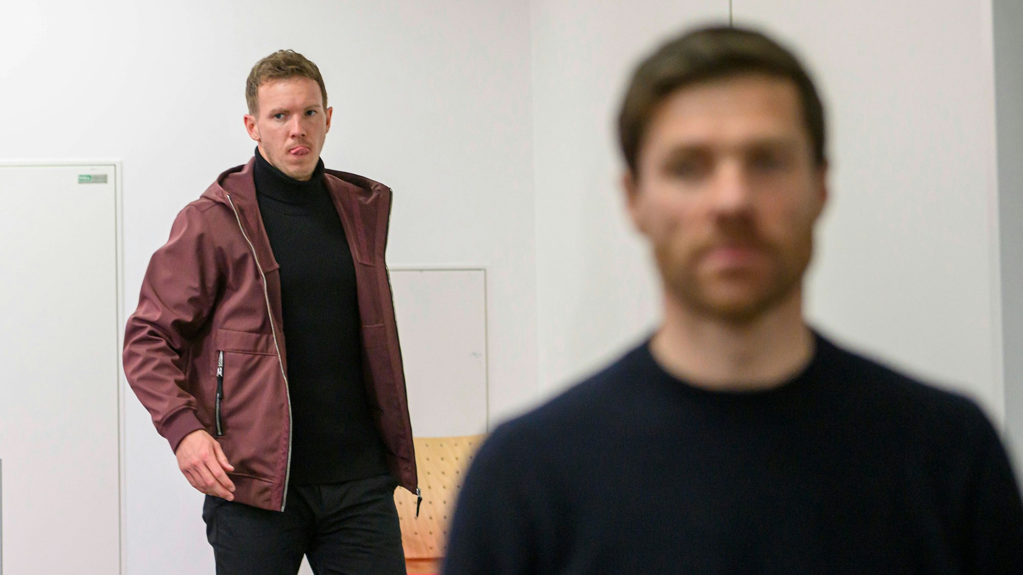 Julian Nagelsmann geht hinter Xabi Alonso zur Pressekonferenz in Leverkusen.