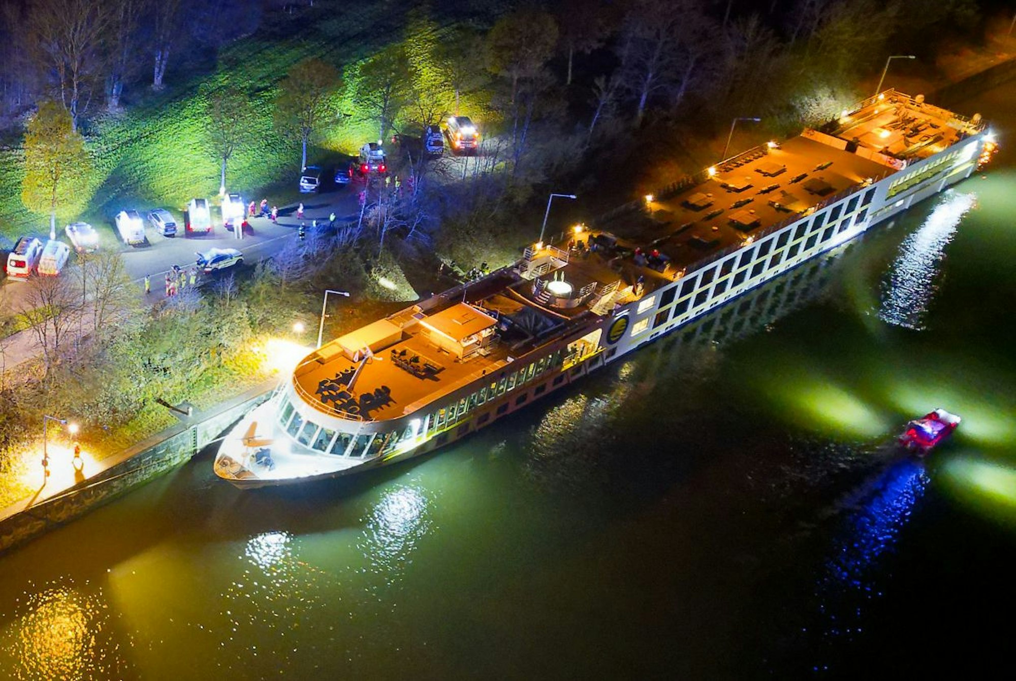 Ein bulgarisches Kreuzfahrtschiff ist in der Nacht zu Samstag (30. März 2024) in Aschach an der Donau (Bezirk Eferding) im Schleusenbereich gegen eine Betonmauer geprallt (Luftaufnahme). 17 der rund 160 Passagiere wurden dabei verletzt.