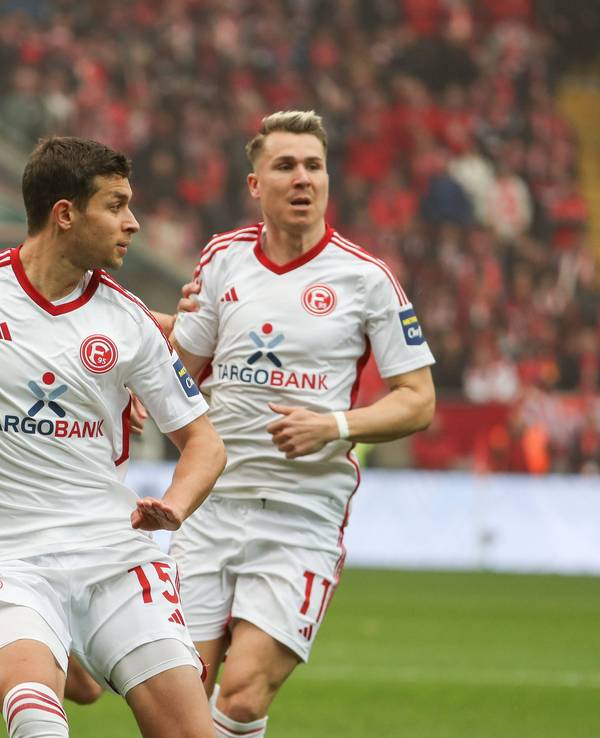 Die Düsseldorf-Profis Tim Oberdorf und Felix Klaus blicken im Spiel beim 1. FC Kaiserslautern dem Ball hinterher.