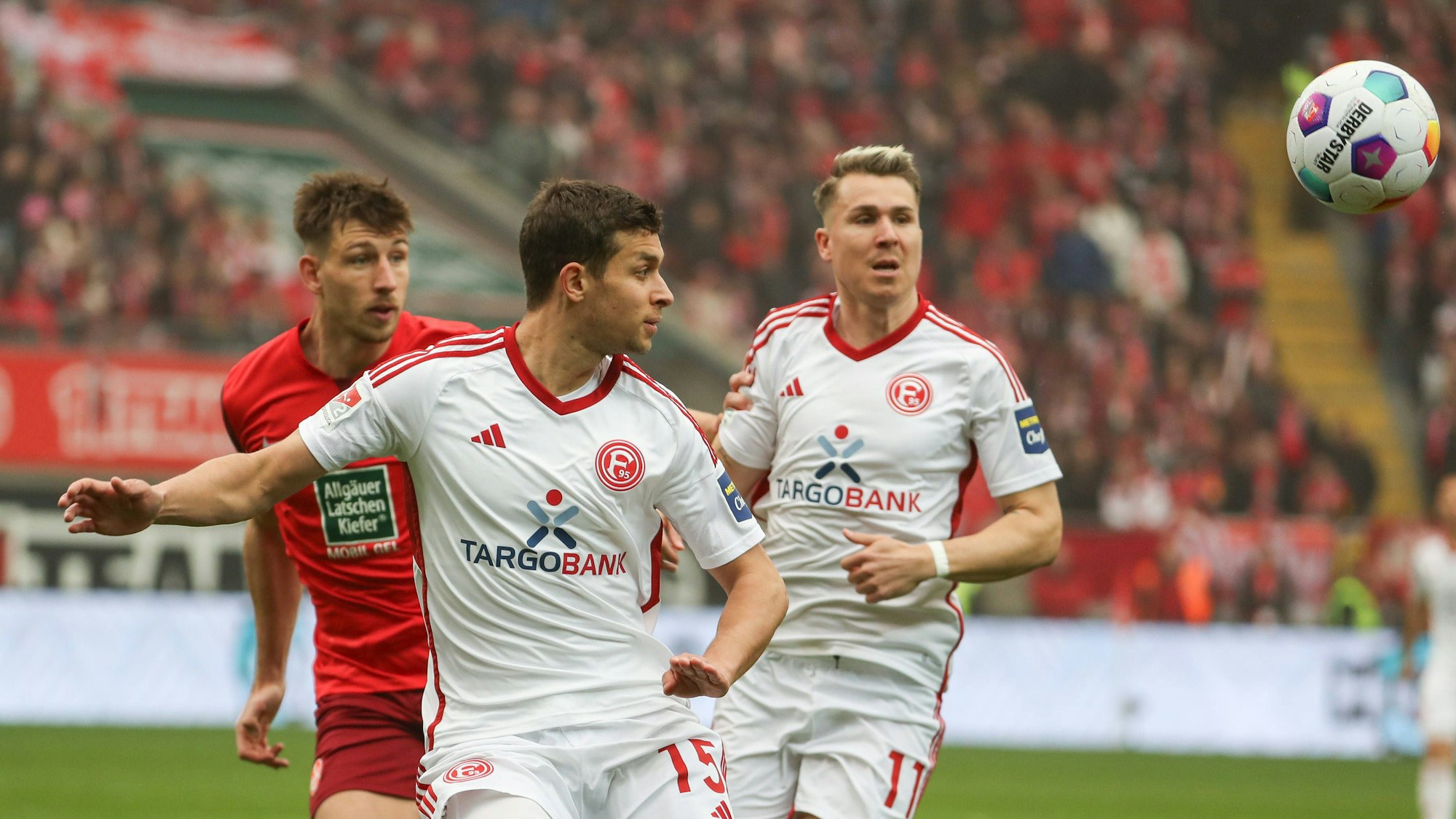 Die Düsseldorf-Profis Tim Oberdorf und Felix Klaus blicken im Spiel beim 1. FC Kaiserslautern dem Ball hinterher.