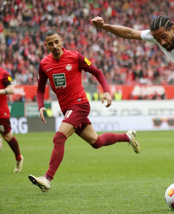 Fortuna Düsseldorfs Emmanuel Iyoha flankt, Kaiserslauterns Kenny Prince Redondo schaut zu.