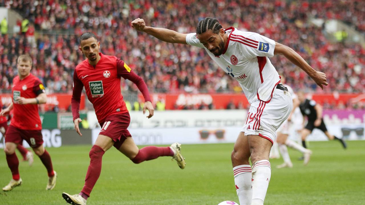 Fortuna Düsseldorfs Emmanuel Iyoha flankt, Kaiserslauterns Kenny Prince Redondo schaut zu.