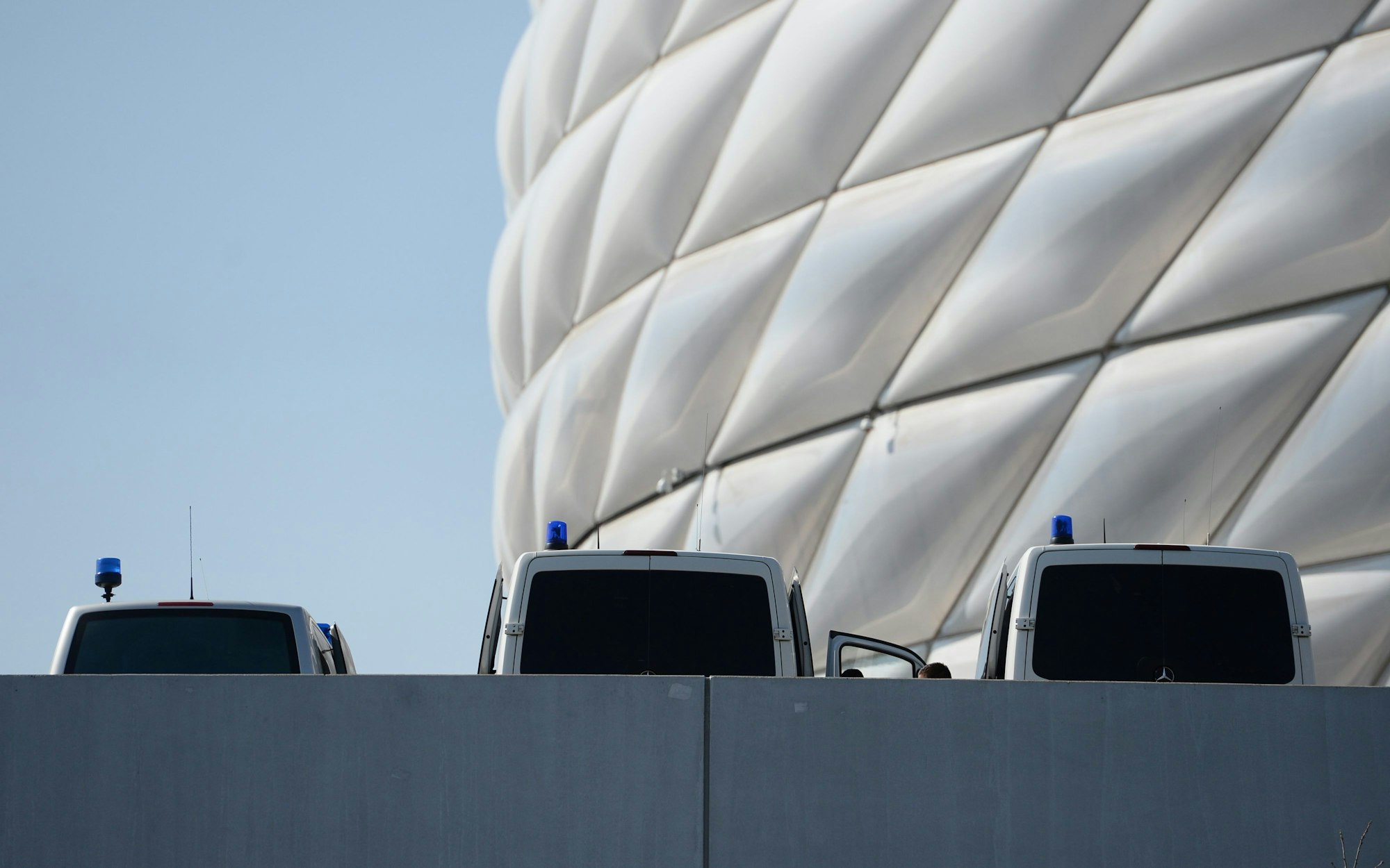 Polizeiautos stehen vor der Allianz-Arena.