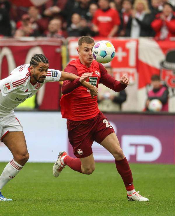 Fortuna Düsseldorfs Emmanuel Iyoha und Kaiserslauterns Filip Kaloc kämpfen um den Ball.