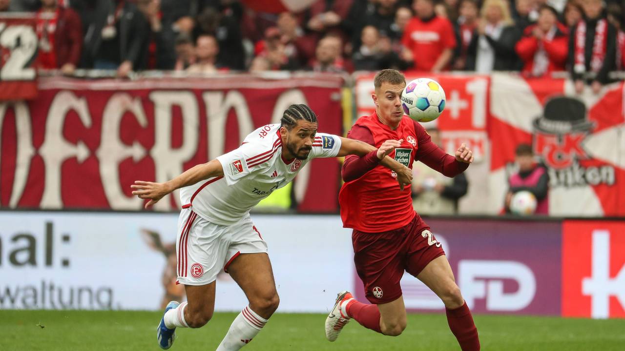 Fortuna Düsseldorfs Emmanuel Iyoha und Kaiserslauterns Filip Kaloc kämpfen um den Ball.