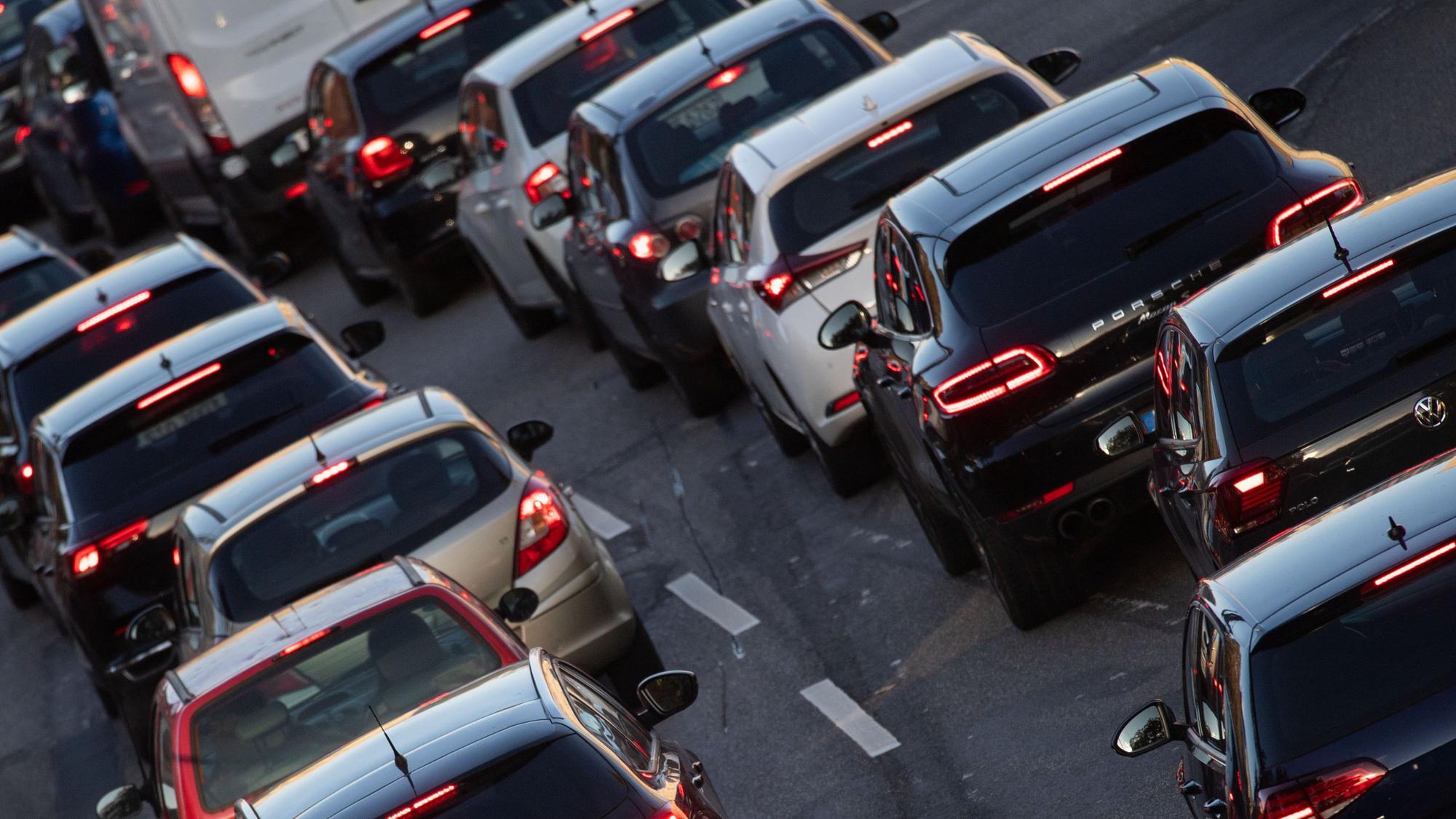 Autos stehen im Stau.