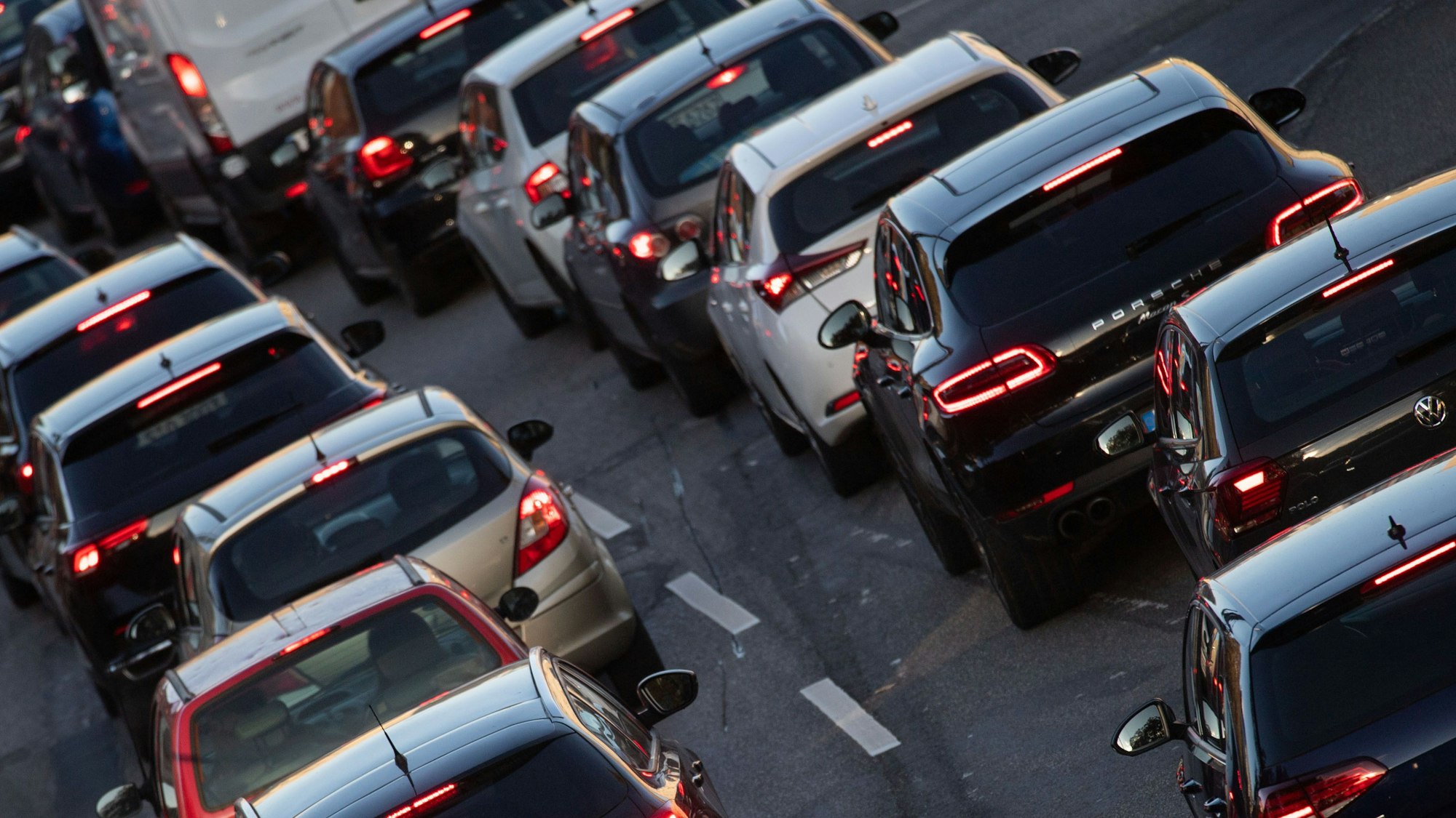Autos stehen im Stau.