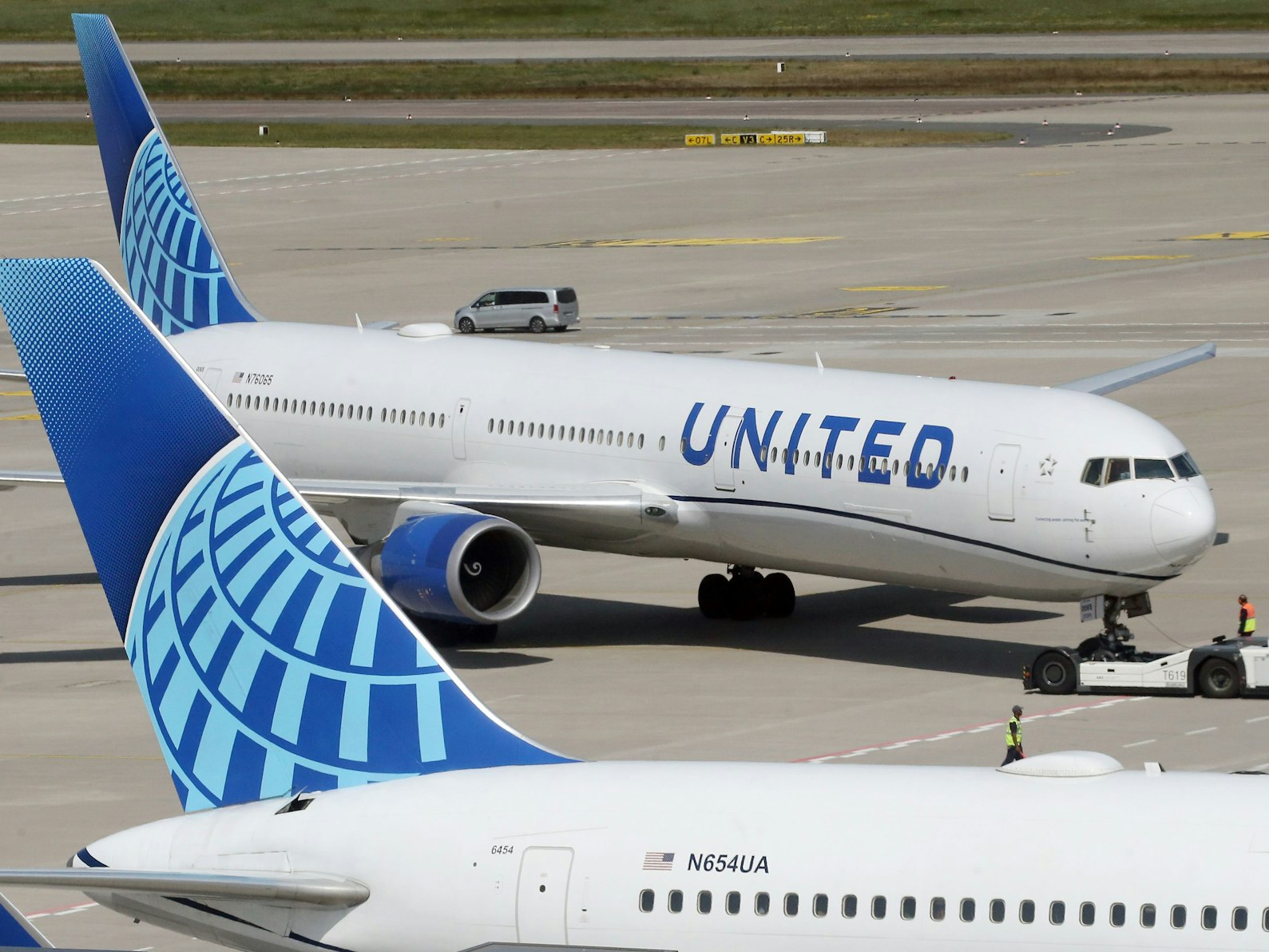 Ein Flugzeug vom Typ Boeing 767-424 der amerikanischen Fluggesellschaft United Airlines wird zum Erstflug von United Airlines von Berlin nach Washington, D.C. auf das Vorfeld geschoben. Das Foto wurde im Mai 2023 aufgenommen.