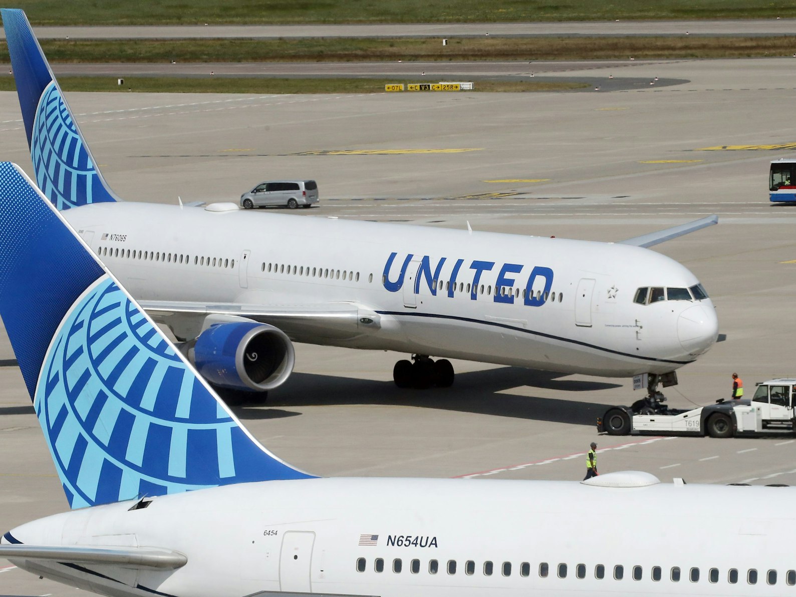 Ein Flugzeug vom Typ Boeing 767-424(ER) der amerikanischen Fluggesellschaft United Airlines wird zum Erstflug von United Airlines von Berlin nach Washington, D.C., auf dem Flughafen Berlin Brandenburg Willy Brandt auf das Vorfeld geschoben.