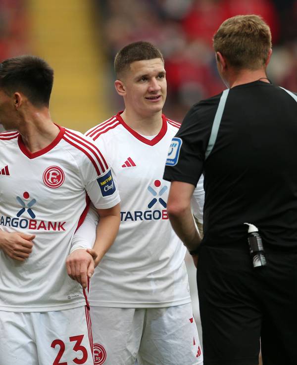 Fortuna Düsseldorfs Christos Tzolis beim Spiel in Kaiserslautern im Gespräch mit dem Schiedsrichter.