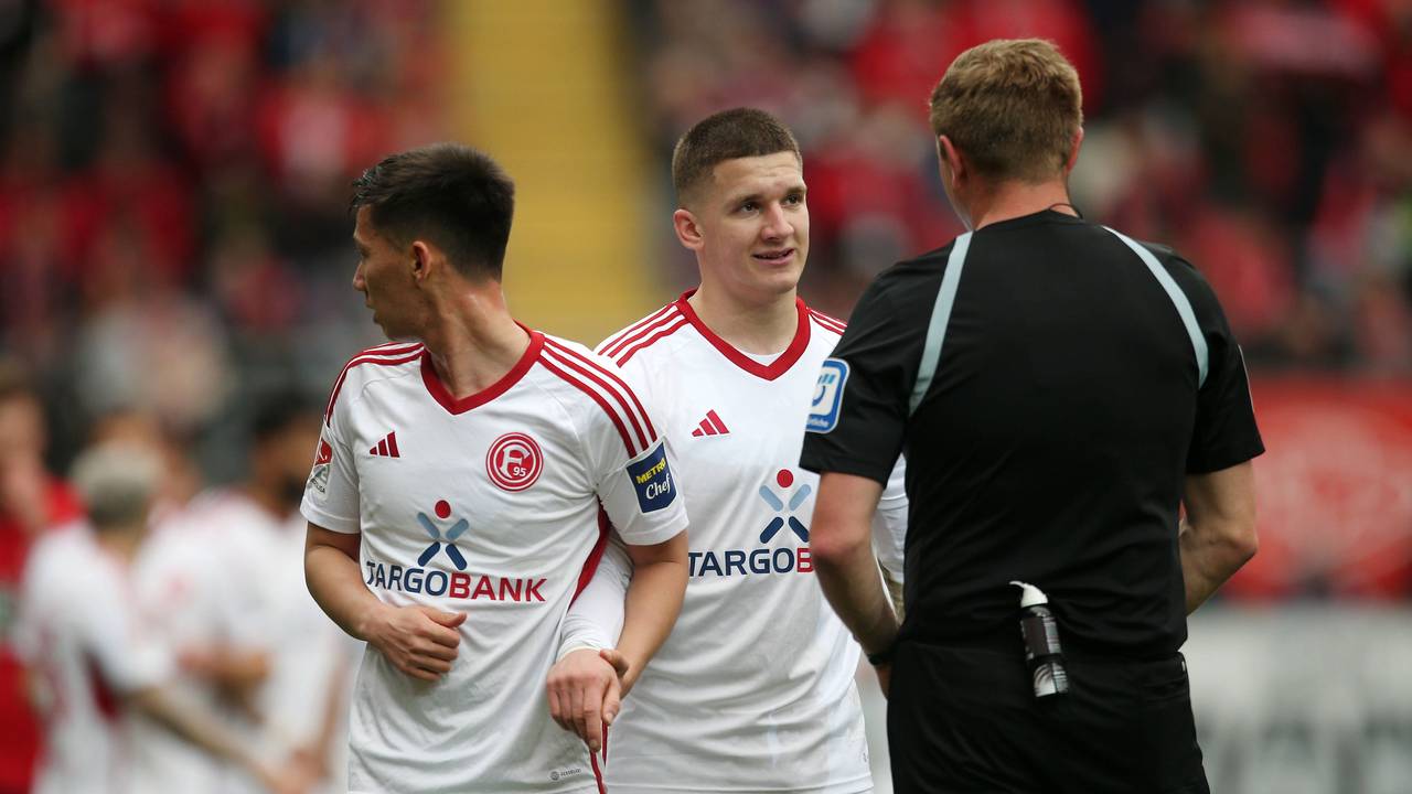 Fortuna Düsseldorfs Christos Tzolis beim Spiel in Kaiserslautern im Gespräch mit dem Schiedsrichter.