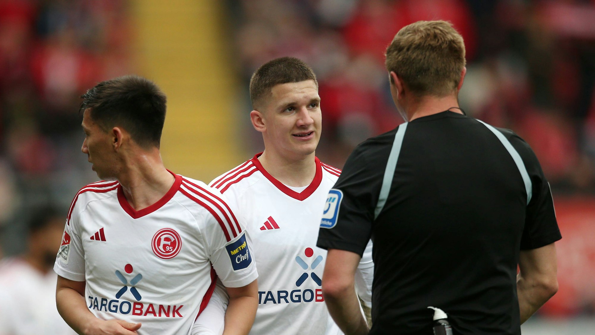 Fortuna Düsseldorfs Christos Tzolis beim Spiel in Kaiserslautern im Gespräch mit dem Schiedsrichter.