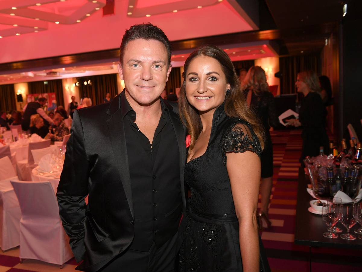 Stefan Mross (l), Sänger, und seine Freundin Eva Luginger nehmen am Charity-Dinner „Gemeinsam für Kinder“ im Hotel „Kempinski Vier Jahreszeiten“ teil.