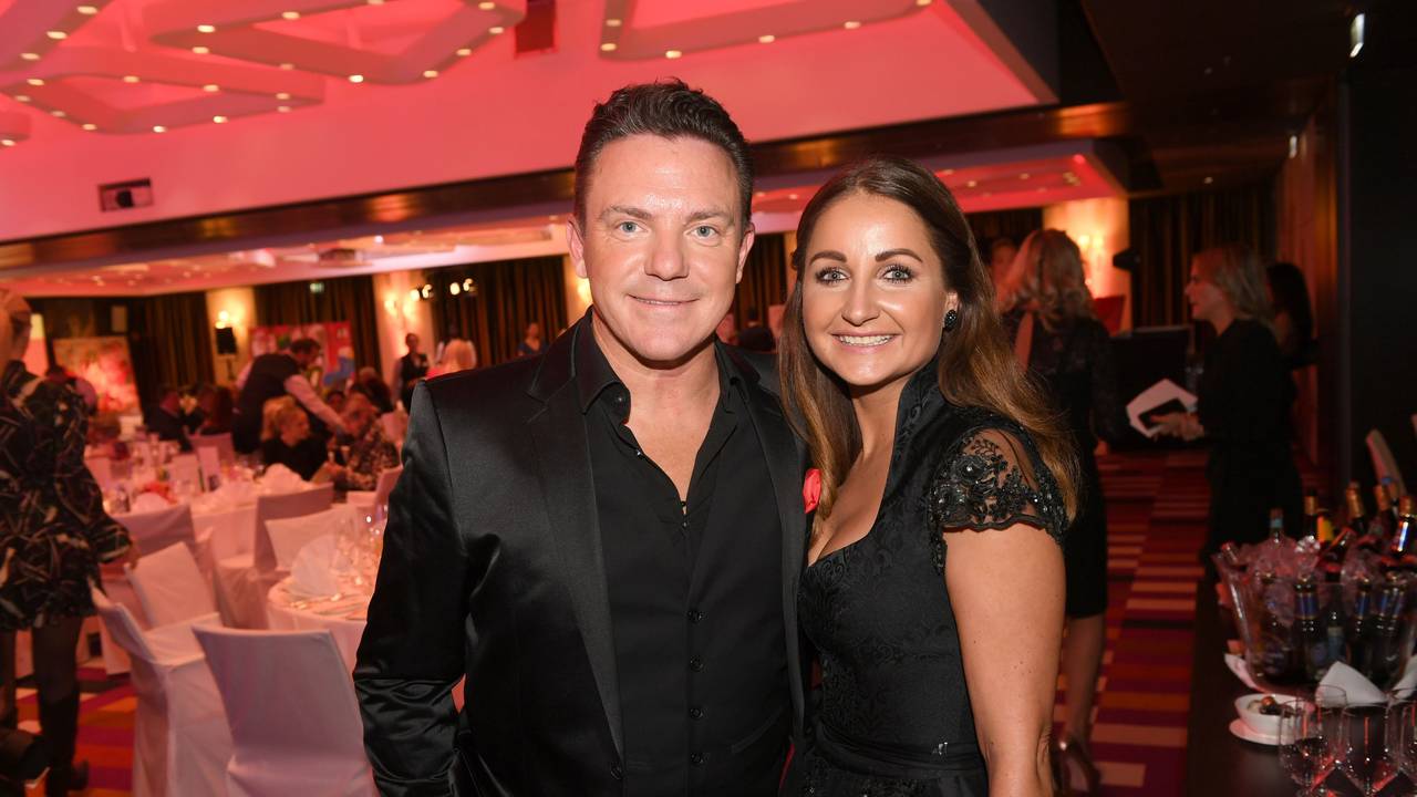 Stefan Mross (l), Sänger, und seine Freundin Eva Luginger nehmen am Charity-Dinner „Gemeinsam für Kinder“ im Hotel „Kempinski Vier Jahreszeiten“ teil.