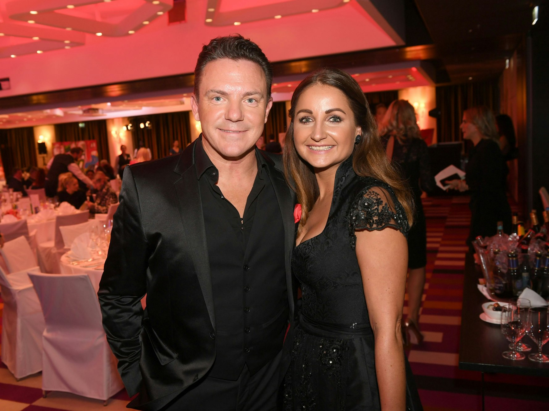 Stefan Mross (l), Sänger, und seine Freundin Eva Luginger nehmen am Charity-Dinner „Gemeinsam für Kinder“ im Hotel „Kempinski Vier Jahreszeiten“ teil.