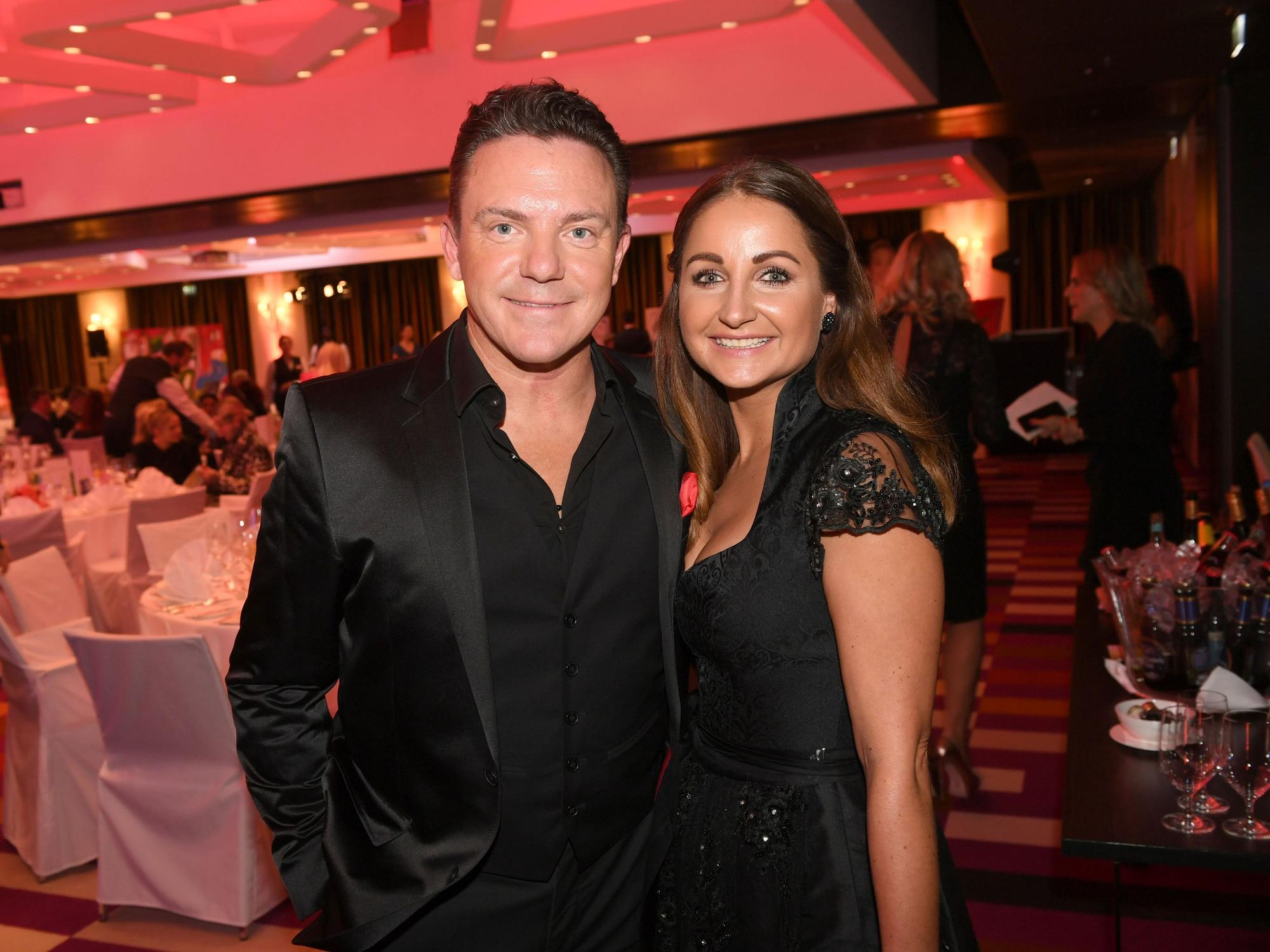 Stefan Mross (l), Sänger, und seine Freundin Eva Luginger nehmen am Charity-Dinner „Gemeinsam für Kinder“ im Hotel „Kempinski Vier Jahreszeiten“ teil.