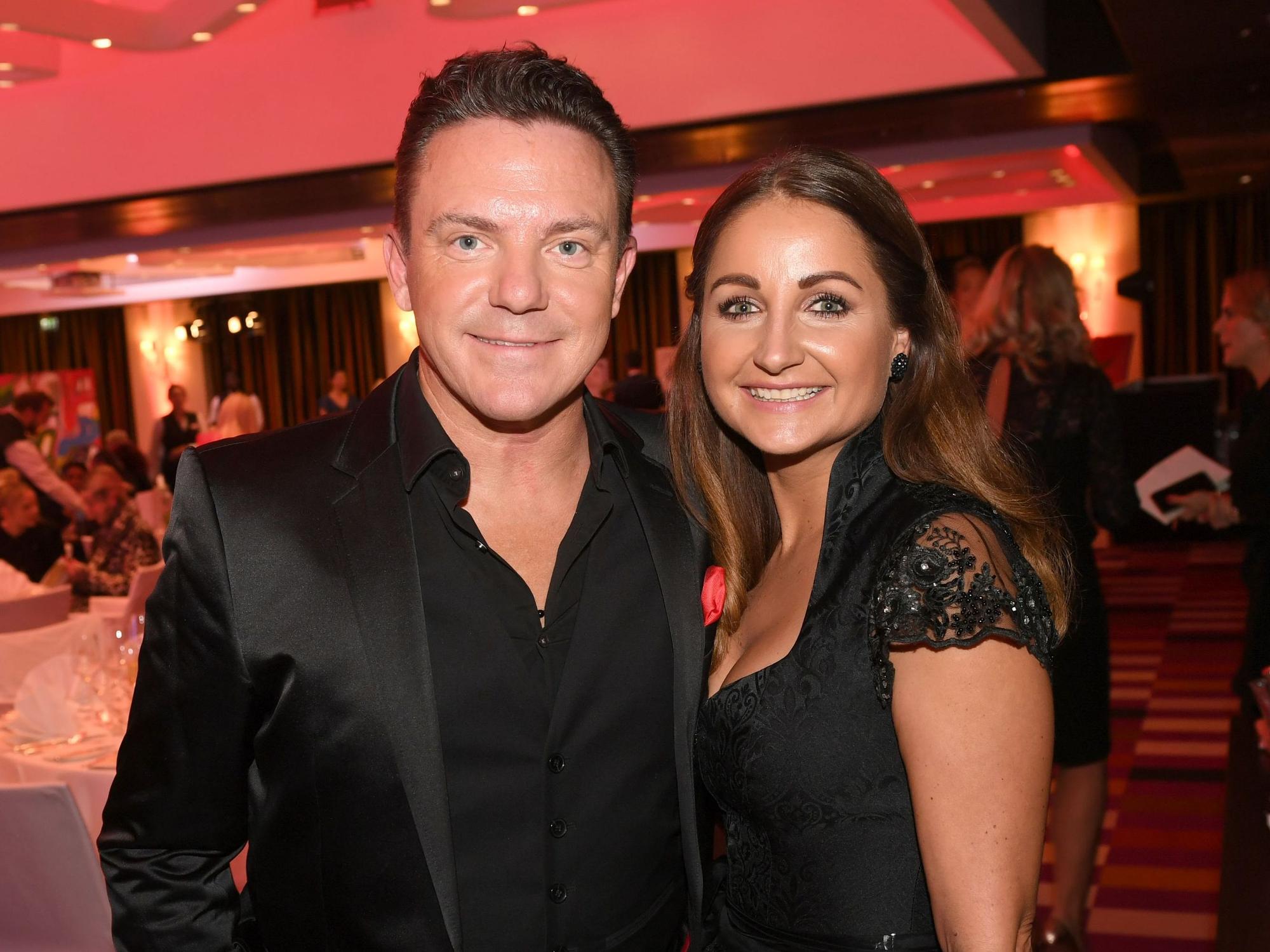 Stefan Mross (l), Sänger, und seine Freundin Eva Luginger nehmen am Charity-Dinner „Gemeinsam für Kinder“ im Hotel „Kempinski Vier Jahreszeiten“ teil.