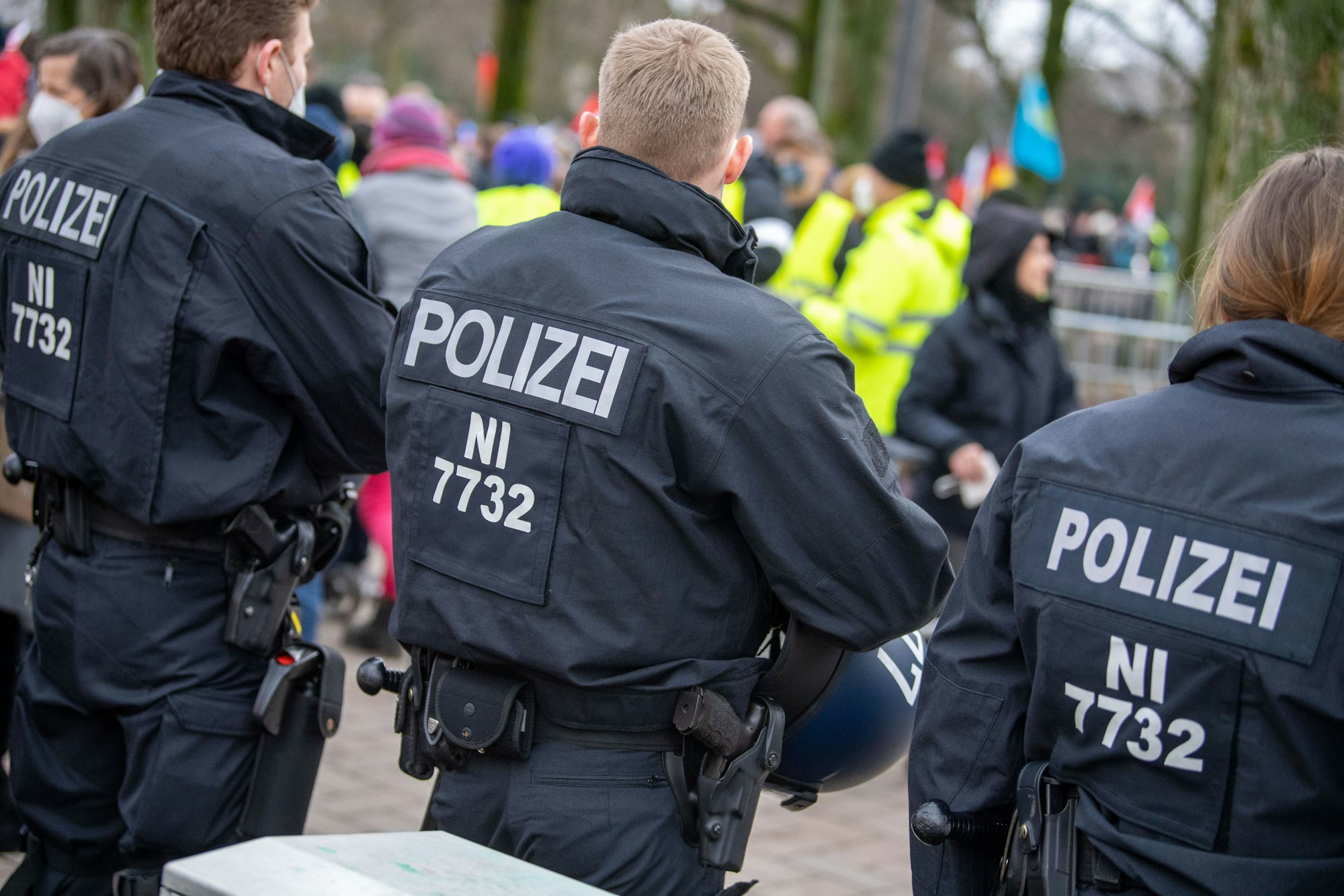 Polizisten sperren 2022 einen Bereich für eine Demonstration gegen die Corona-Politik ab.