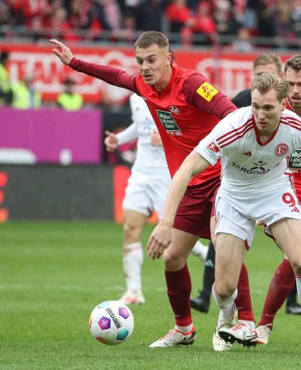 Fortuna Düsseldorfs Stürmer Vincent Vermeij setzt sich im Spiel beim 1. FC Kaiserslautern gegen seine Gegenspieler durch.