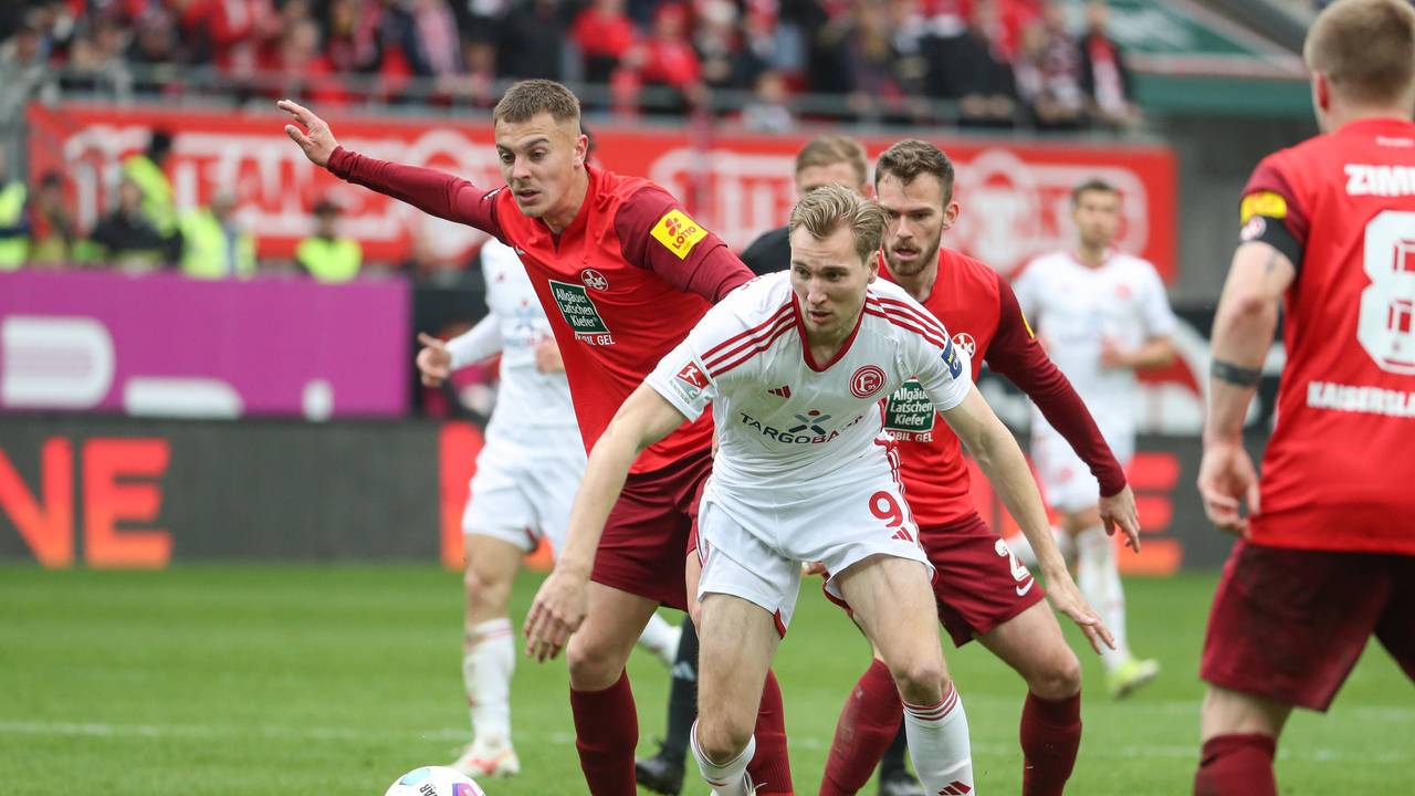 Fortuna Düsseldorfs Stürmer Vincent Vermeij setzt sich im Spiel beim 1. FC Kaiserslautern gegen seine Gegenspieler durch.