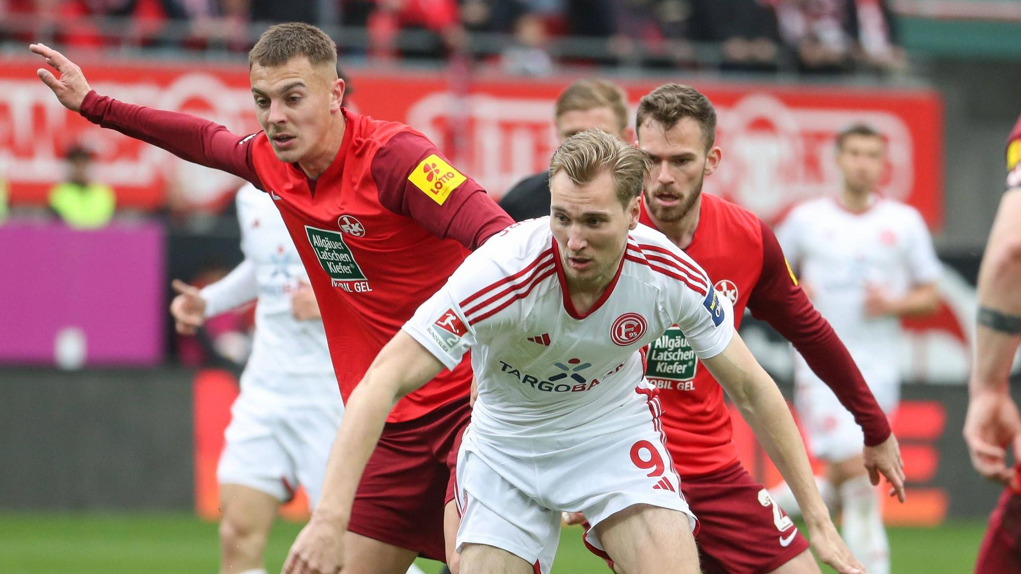Fortuna Düsseldorfs Stürmer Vincent Vermeij setzt sich im Spiel beim 1. FC Kaiserslautern gegen seine Gegenspieler durch.