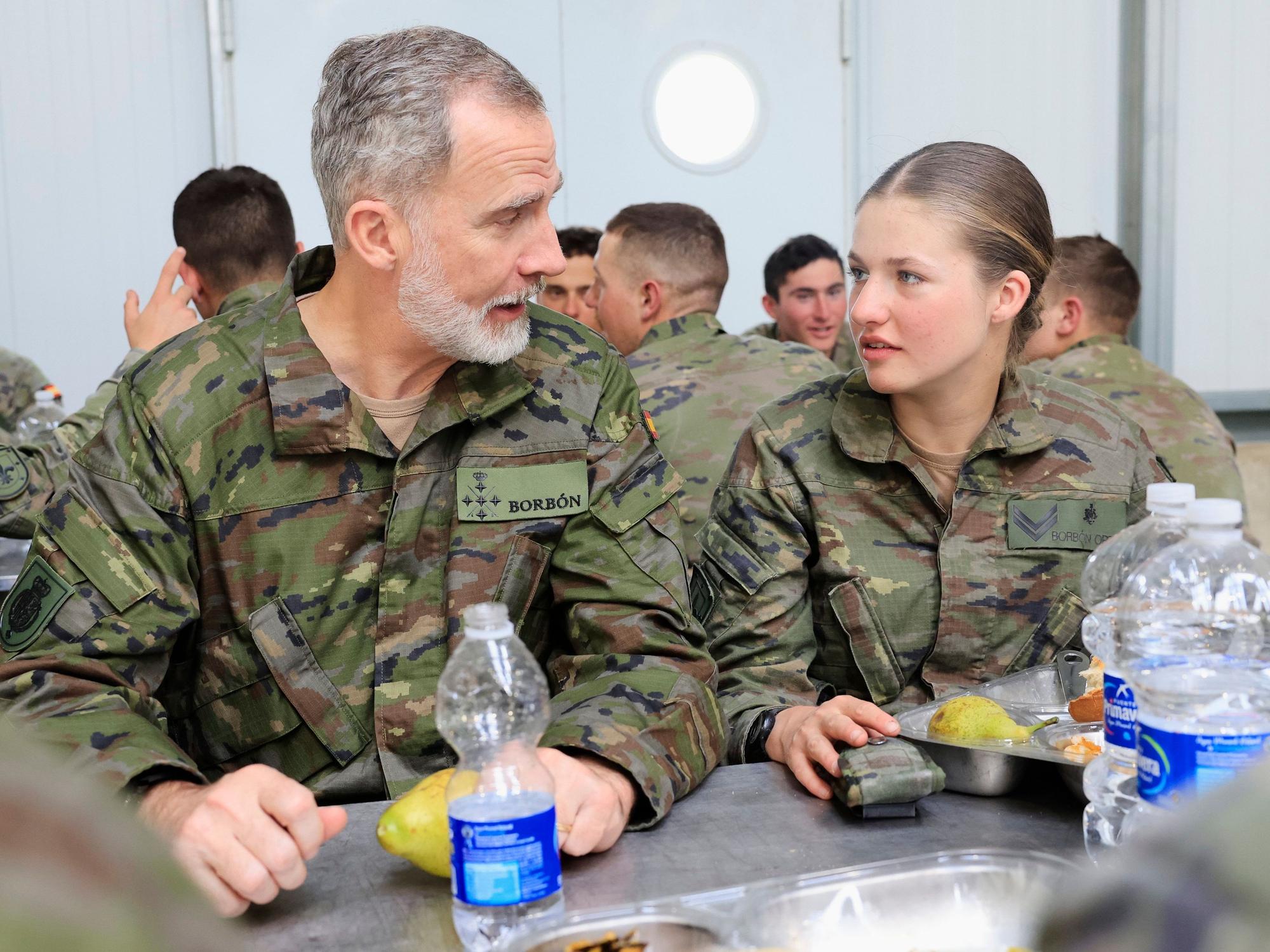 König Felipe IV. von Spanien besucht am 18. März 2024 in Zaragoza die von den Studenten der Allgemeinen Militärakademie entwickelten Manöver. Auch seine Tochter, Kronprinzessin Leonor (r) führte eine taktische Übung im Nationalen Ausbildungszentrum von San Gregorio durch.