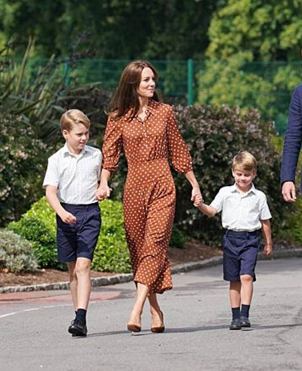 Auch die jungen Royals (Prinz George (v.l.), Prinzessin Kate, Prinz Louis, Prinz William und Prinzessin Charlotte genießen die Auszeit auf Schloss Balmoral. Ob das auch in diesem Sommer so sein wird, hängt von der Genesung der krebskranken Prinzessin Kate ab.