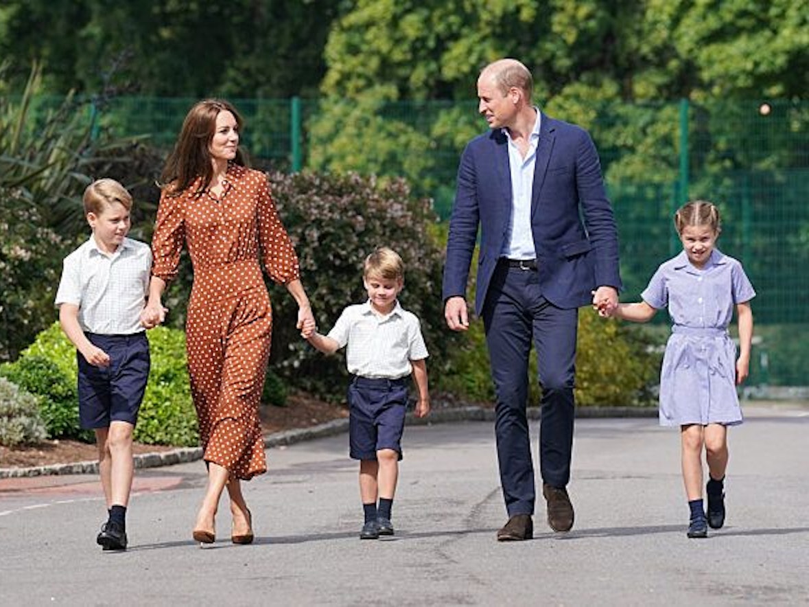 Prinz George (l), Prinzessin Charlotte (r) und Prinz Louis (M) kommen in Begleitung ihrer Eltern Prinz William (2.v.r), und Prinzessin Kate (2.v.l) zu einem Eingewöhnungsnachmittag an der Lambrook School in der Nähe von Ascot in Berkshire.