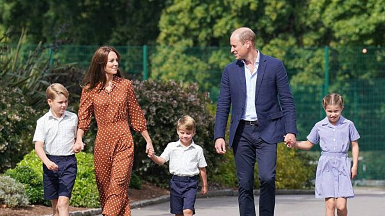Auch die jungen Royals (Prinz George (v.l.), Prinzessin Kate, Prinz Louis, Prinz William und Prinzessin Charlotte genießen die Auszeit auf Schloss Balmoral. Ob das auch in diesem Sommer so sein wird, hängt von der Genesung der krebskranken Prinzessin Kate ab.